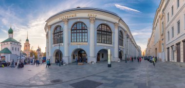 Moskova. 20 Eylül 2018. Oturma yarda ve St. Maxim Kilisesi. Varvarka Street ve Rybniy Pereulok panoramik görünümü.