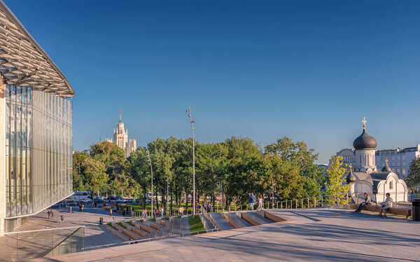 В Москве. 20 сентября 2018 года. Парк "Зарядье". Малый амфитеатр концертного зала и церковь зачатия Анны
.