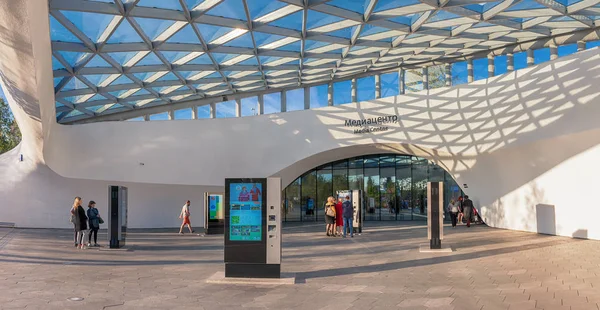 Moscow September 2018 Zaryadye Park Media Center People Viewing Information — Stock Photo, Image