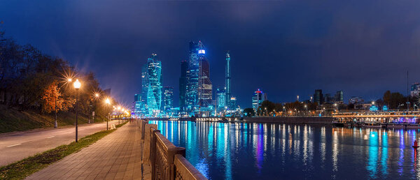 Москва - 21 октября 2018: Осень. Ночная панорама. Бизнес-центр "Москва-Сити", Краснопресненская набережная и набережная Тараса Шевченко
