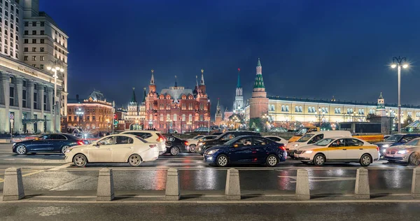 莫斯科 2018年11月10日 莫霍瓦亚大街上的汽车移动 历史博物馆 马涅日 克里姆林宫城墙 阿森纳大厦和四季酒店 — 图库照片