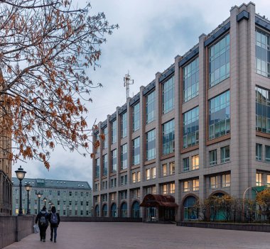 Moskova. 10 Kasım 2018: Nikitsky lane, 7, 1 bina. 1978 yılında inşa telgraf, ofis binası. Gazetny Lane görünümünden.