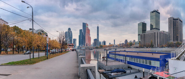 Москва - 21 октября 2018 года: Краснопресненская набережная и набережная Тараса Шевченко. Бизнес-центр "Москва-Сити", Всемирный торговый центр и Конгресс-центр
