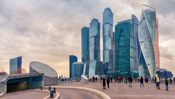 Москва - Октябрь 21, 2018: Люди стоят на набережной и фотографируются на фоне Московского международного бизнес-центра
.