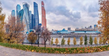 Moskova - 21 Ekim 2018: sonbahar. Yatay panorama. Moscow City Uluslararası iş merkezi kuleleri. Taras Şevçenko set görüntülemek.