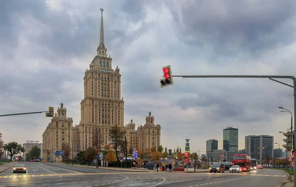 莫斯科 2018年10月21日 雷迪森皇家酒店 在苏联时代 乌克兰酒店 塔拉斯 舍甫琴科堤防十字路口的交通灯 — 图库照片