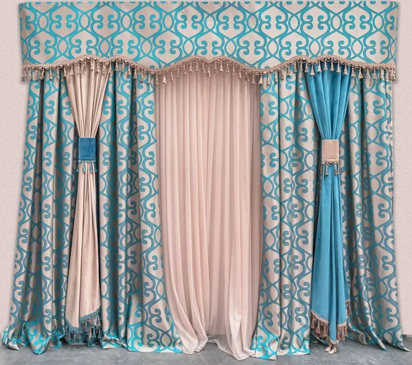 Curtains of dense fabric with blue ornaments, the pelmet, and the tulle. Decoration of the interior of the living room in the classical, palace style. — Stock Photo, Image