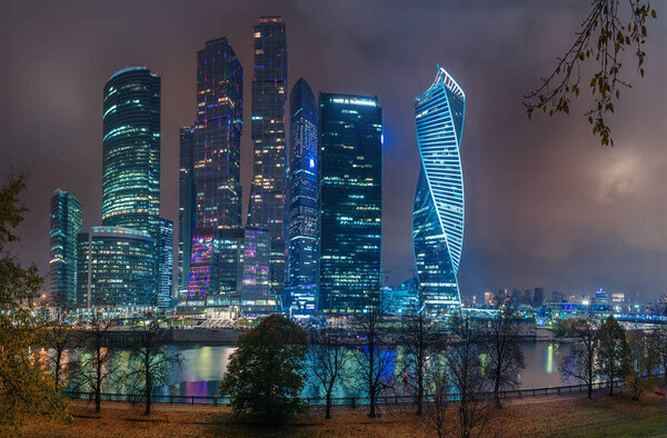 Москва - 21 октября 2018 года: Ночь. Осень. Панорама. Вид на Международный деловой центр "Москва-Сити" с набережной Тараса Шевченко
