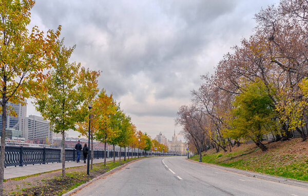 Москва - Октябрь 21, 2018: Люди ходят по набережной Тараса Шевченко
