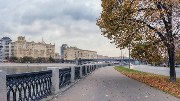 Moscow October 2018 Taras Shevchenko Embankment Smolenskiy Metro Bridge Autumn — Stock Photo, Image