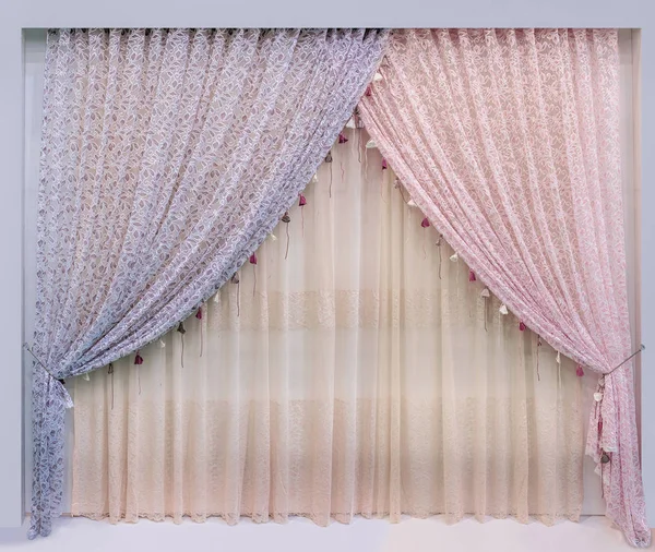 Ніжний мереживний тюль у вітальні. Поєднання бузкових, рожевих і жовтих тонів в дизайні інтер'єру . — стокове фото