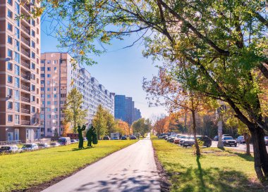 Moskova - 12 Ekim 2018: Ozernaya Street, 9 bina. Üç müzisyen trompet, kontrbas ve saksafon çalmaya şeklinde suni çim budama sanatı