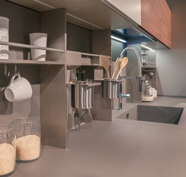 Modern mutfak lamine ahşap paneller. Kare lavabo ve şık aksesuarları ile tezgah