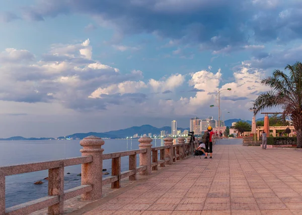 Vietnam Nha Trang May 2015 Photographers Waterfront Taking Pictures Sunrise — Stock Photo, Image