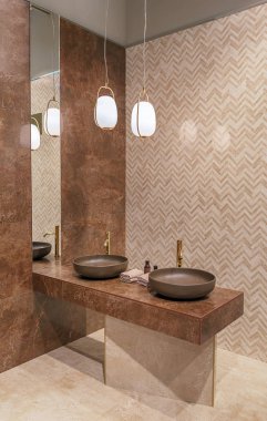 Modern tuvalet iki lavabo ve ayna ile. Mermer ve fayans duvarları karşı karşıya