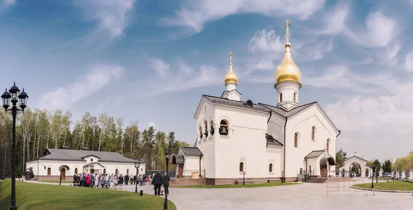 Moscow. April 27, 2019. Holiday Easter. People came to sanctify the Easter cakes in the Temple in honor of the Kazan Icon of the Mother of God in Meshchersky Park — Stock Photo, Image