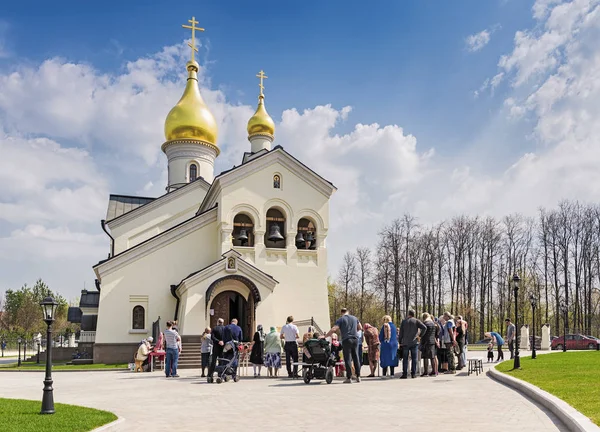 Moscow. April 27, 2019. Easter. The temple in honor of the Kazan Icon of the Mother of God in the park Meschersky. People are waiting for the consecration of Easter cakes and eggs. — Stock Photo, Image