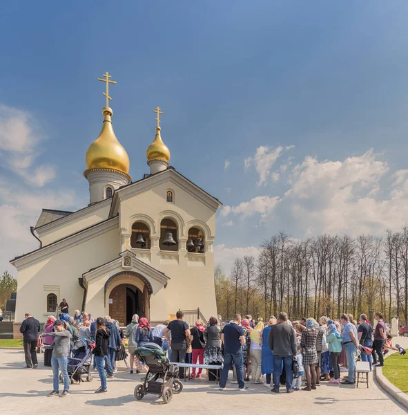 Moscow. April 27, 2019. Easter. The temple in honor of the Kazan Icon of the Mother of God in the park Meschersky. People wait to consecrate Easter cakes and painted eggs. — Stock Photo, Image