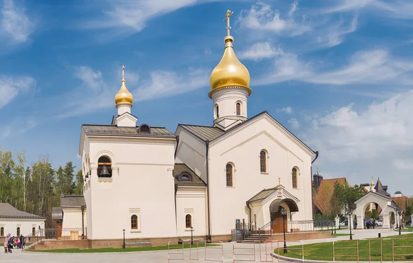 Moszkva. Április 27, 2019. A templom tiszteletére a Kazany ikon az Isten anyja. Az emberek jönnek, hogy szentelje a húsvéti sütemények és a tojás. — Stock Fotó