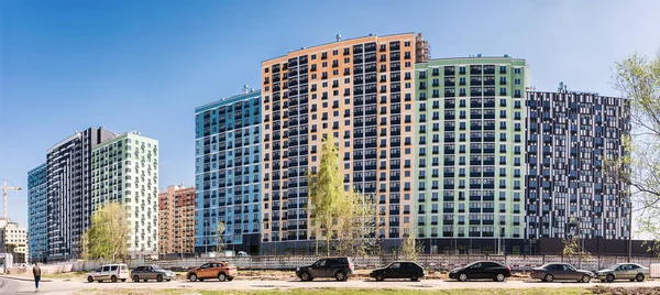 Moskou. 29 april 2019. Proizvodstvennaya straat. Nieuwe gebouwen van het residentiële complex "stralen". Object Builder-lsr-groep — Stockfoto