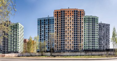 Moskova. 29 Nisan 2019. Proizvodstvennaya Caddesi'ndeki konut kompleksi 