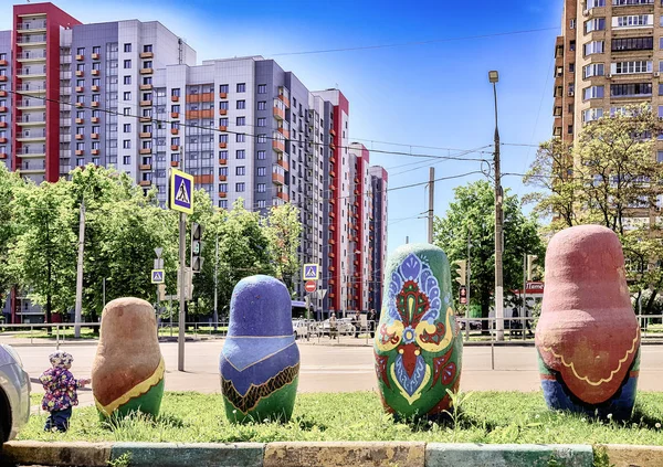 Moscú. 16 de mayo de 2019. Beskudnikovsky Boulevard. Cuatro muñecas anidando mirando nuevos edificios — Foto de Stock