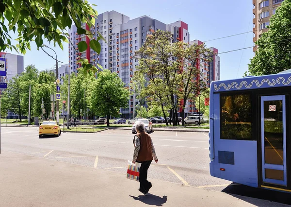 В Москве. 16 мая 2019 года. Пожилая женщина идет вдоль Бескудниковского бульвара от автобусной остановки . — стоковое фото