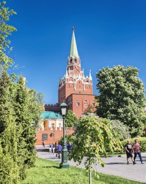 Moskova. Mayıs 18, 2019. Kremlin duvarı nın ve Trinity Kulesi'nin manzarası. İnsanlar çiçek açan Alexander Garden yürümek