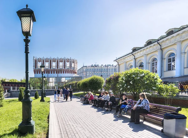 В Москве. 18 мая 2019 года. Башня Кутафья и центральный выставочный зал Манеж. Люди ходят по Александровскому саду — стоковое фото