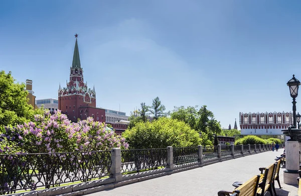 В Москве. 18 мая 2019 года. Манежная улица и прекрасный вид на Троицкую башню и Кутафью — стоковое фото