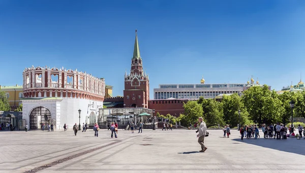 В Москве. 18 мая 2019 года. Сапожковская площадь, Кутафья башня, Троицкая башня и кассы Московского Кремлевского музея . — стоковое фото