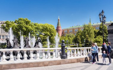 Moskova. Mayıs 18, 2019. Manezh Meydanı'ndan İskender Bahçesi'ne ve heykel grubu Tsereteli'ne 