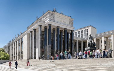 Moskova. Mayıs 18, 2019. Lenin Devlet Kütüphanesi ve Fm Dostoyevski anıtı.