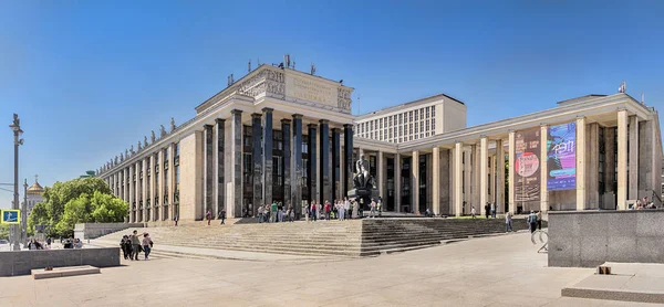 Moskva. 18. května 2019. Leninská státní knihovna a pomník FM Dostojevského. Panorama — Stock fotografie