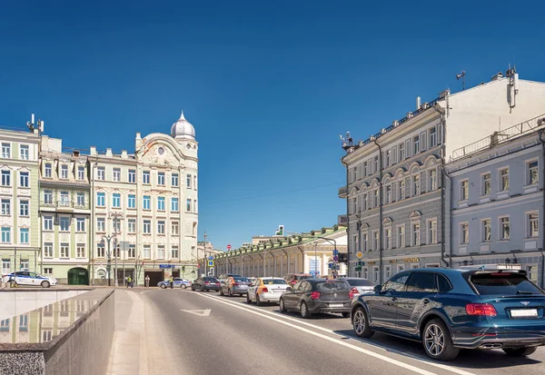 Moskva. 18. května 2019. Automobily stojí u semaforu, na křižovatce s ulicemi Mokhovaya a Vozdvizhenka — Stock fotografie