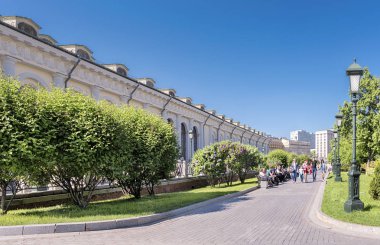 Moskova. Mayıs 18, 2019. İnsanlar Manezhnaya caddesinde yürüyor. Solda merkezi sergi salonu Manezh, sağda Alexander Garden