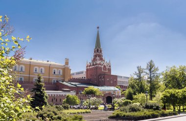 Moskova. Mayıs 18, 2019. İskender Bahçesi, Kremlin duvarı ve Troitskaya Kulesi manzarası