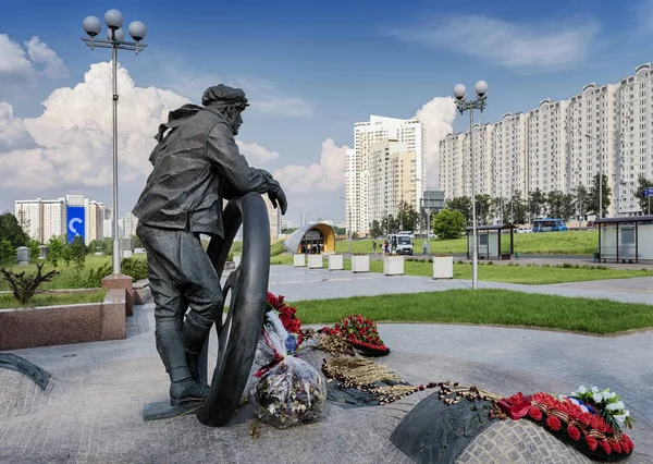 Moscú, 9 de junio de 2019. Leninsky Prospect. La composición escultórica Monumento a los héroes-automovilistas se instala en Leninsky Prospekt cerca de la estación de metro "Troparevo ". — Foto de Stock