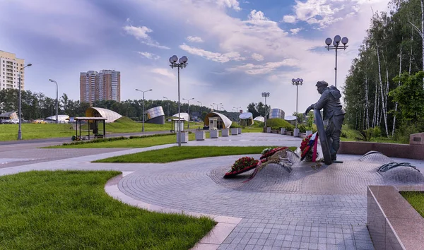 Moscou, 9 de junho de 2019. Monumento aos motoristas heróicos em Leninsky Prospekt, ao lado do Metro "Troparevo". Panorama — Fotografia de Stock