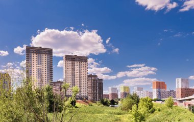 Moskova. 19 Haziran 2019. Yeni konut kompleksleri güzel görünümü: Tatianin Park ve Meshchersky Orman.