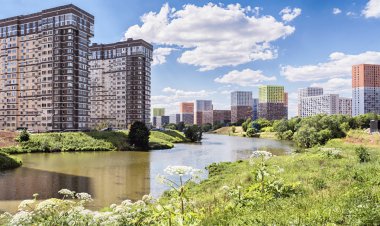 Moskova. 19 Haziran 2019. Bölge Solntsevo. Setunka Nehri. Yeni konut kompleksleri: Tatianin Park ve Meshchersky Ormanı. 