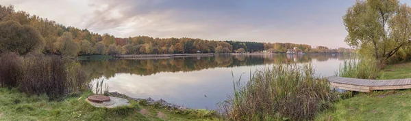 Moscovo. 14 de outubro de 2018. Paisagem de outono no Parque Meshchersky. Vista panorâmica da lagoa e área de recreação — Fotografia de Stock