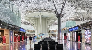 Moskova, 5 Temmuz 2019. Havaalanı Vnukovo, terminal A. Sevk kulesi ve bekleme odasında butikler