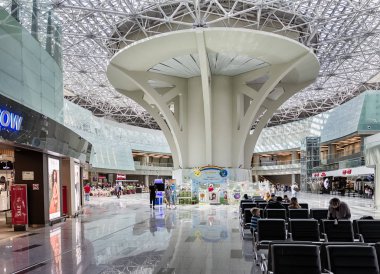 Moskova, 5 Temmuz 2019. Havaalanı Vnukovo. Terminal A. Sevk kulesi, oyun alanı ve bekleme odasında duty free zone