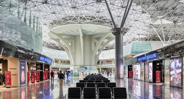 Moscou, 5 de julho de 2019. Aeroporto Vnukovo, terminal A. Torre de despacho e boutiques na sala de espera — Fotografia de Stock