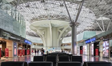 Moskova, 5 Temmuz 2019. Havaalanı Vnukovo, terminal A. Bekleme odasında sevk kulesi ve duty free zone