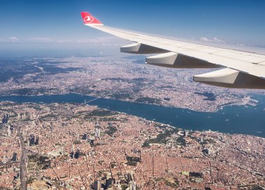 Türkiye. 5 Temmuz 2019. Uçağın kanatları altında İstanbul şehri ve Boğaz.