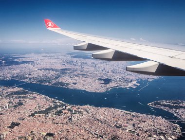 Türkiye. 5 Temmuz 2019. Uçağın kanatları altında İstanbul şehri, Marmara Denizi ve Boğaz.