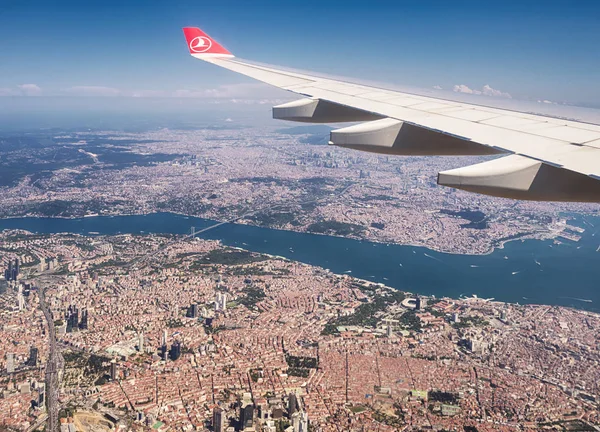 Türkiye. 5 Temmuz 2019. Uçağın kanatları altında İstanbul şehri ve Boğaz.