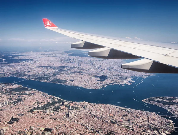 Turkey. July 5, 2019. Under the wing of the plane is the city of Istanbul, the Sea of Marmara and the Bosphorus. — Stock Photo, Image